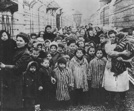 image montrant des femmes et enfants dans un camp de concentration.